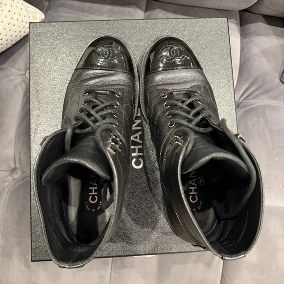 Chanel Women's Lace-Up Leather Ankle Boots w/ Patent Leather Logo Toe - Sz 39.5 - Picture 5 of 13